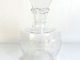 une bouteille en verre transparent avec un bouchon transparent