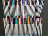 un tas de stylos posés les uns à côté des autres sur une table