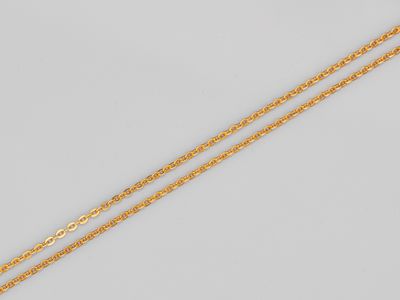 un collier à chaîne en or 18 carats orné d'un pendentif en forme de cœur, sur fond blanc