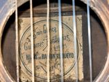 un gros plan d'une guitare sur laquelle est apposée une étiquette