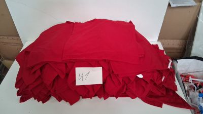Lot de 100 serviettes coloris rouges, articles neufs.