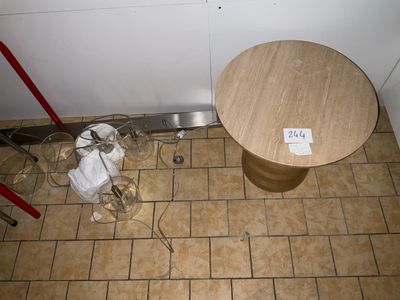 une photo représentant une table et une chaise dans une pièce