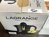 emballage d'une cafetière Lagrange posée sur une table