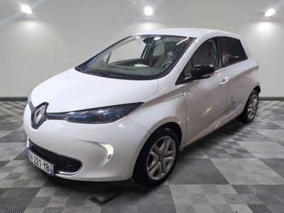 la photo d'une voiture blanche garée dans un garage