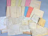 beaucoup de vieux papiers qui traînent sur la table