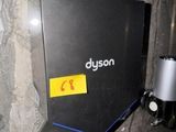 une boîte noire avec un autocollant jaune sur le côté