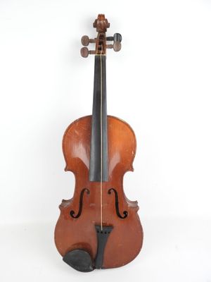 un gros plan d'un violon sur une surface blanche avec un fond blanc