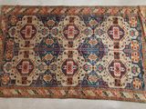 un tapis persan ancien à motifs géométriques et franges