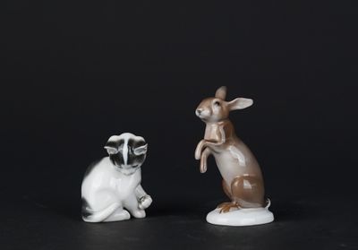 deux figurines représentant un lapin et un chien sur un fond noir