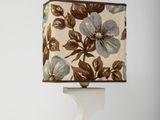 une lampe posée sur un pied blanc