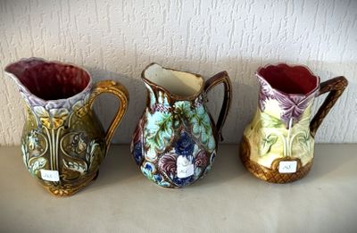 trois vases posés l'un à côté de l'autre sur une table