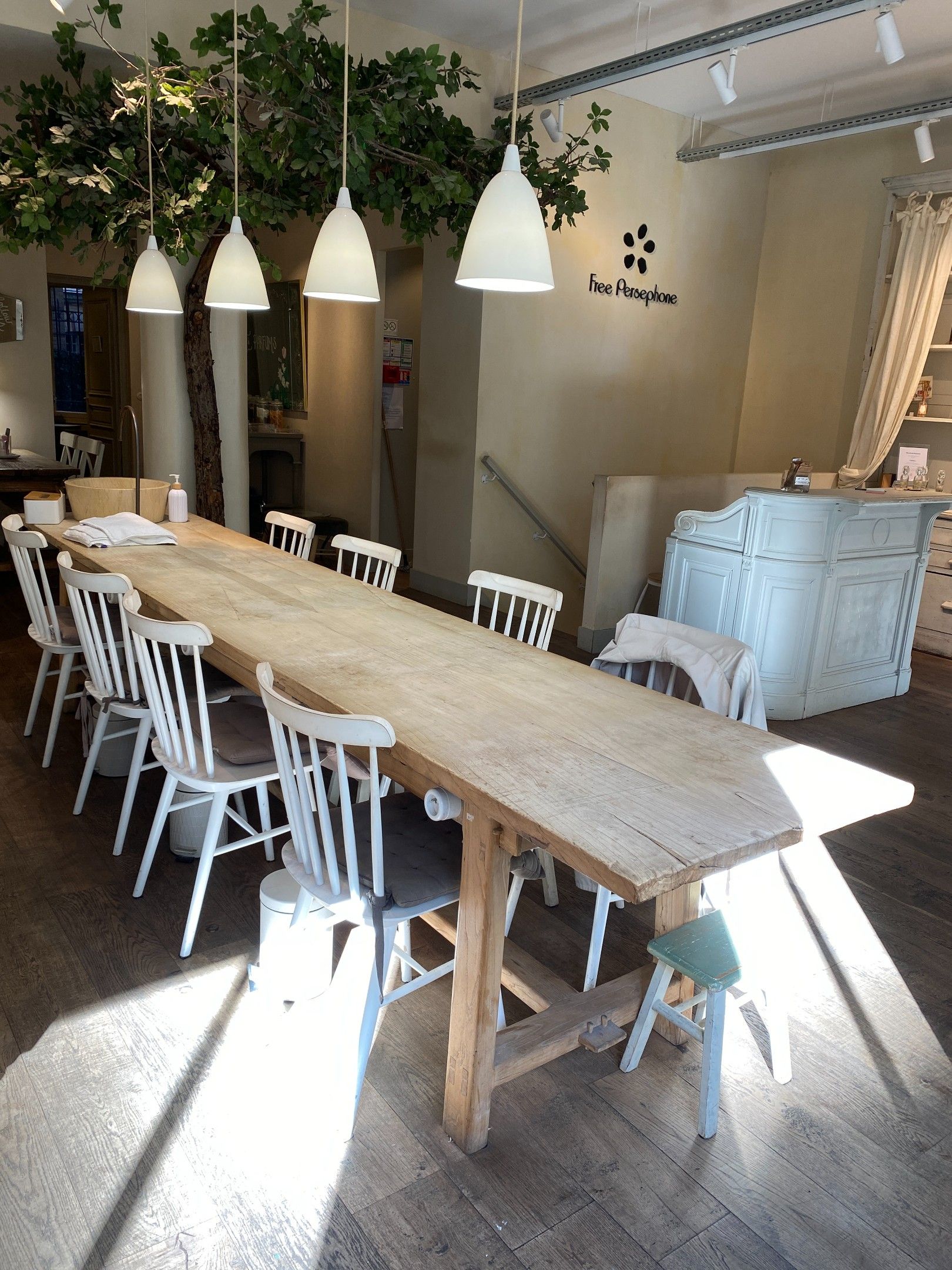 Longue table de ferme en bois brut, les quatre pieds réunis …