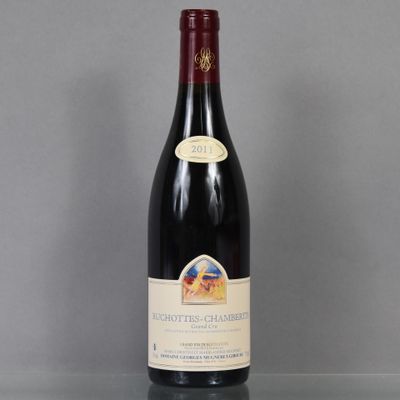 une bouteille de vin posée sur une table
