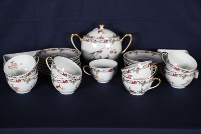 une image représentant un ensemble de tasses et de soucoupes posées sur une table