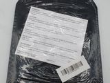un bout de papier posé sur un sac en plastique muni d'une étiquette de prix