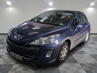 la photo d'une voiture bleue garée dans un garage