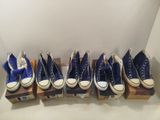 six paires de Converse bleues sont alignées en rang