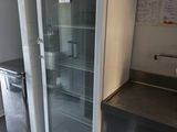 un réfrigérateur avec une porte en verre dans une cuisine