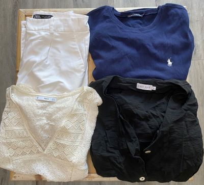 trois paires de hauts et de shorts posées sur un banc en bois