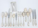 beaucoup de cuillères et de couteaux en argent sur la table