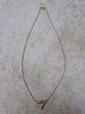 collier plaqué or avec un pendentif en forme de cœur sur une chaîne plaquée or