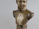 buste en bronze représentant un garçon avec des poires, sur fond gris