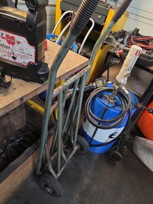 une machine posée sur une table dans un garage