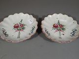 deux assiettes avec des fleurs sur une table