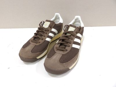 baskets adidas pour homme, marron et blanches, avec des bandes blanches