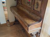 un piano qui se trouve dans le coin d'une pièce