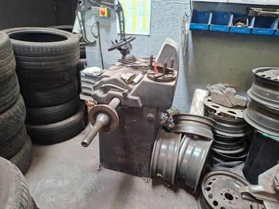 une machine qui se trouve dans une pièce où il y a beaucoup de pneus