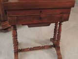 une petite table en bois sur laquelle se trouve un miroir