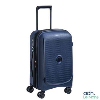 un gros plan d'une valise à roulettes sur fond blanc