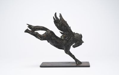 sculpture en bronze représentant un cheval ailé, posée sur un socle en marbre