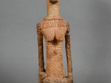 une image représentant une statue de femme aux seins volumineux