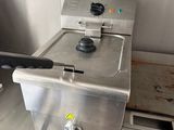 une photo d'une friteuse professionnelle dans une cuisine