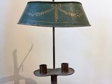une lampe posée sur une table dans une pièce