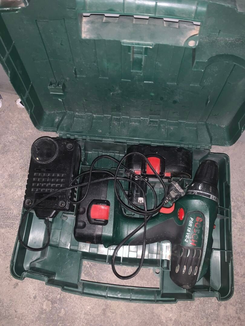 Perceuse-visseuse BOSCH, dans son boîtier avec chargeur et b…