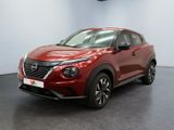 un SUV Nissan Juke rouge garé dans un showroom