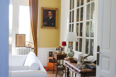 une photo d'un salon avec un tableau accroché au mur