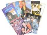 un grand nombre de livres posés sur une table
