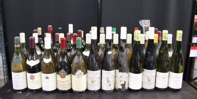 Des bouteilles de vin sont alignées sur une table dans un magasin
