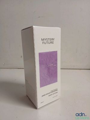la boîte est vide et prête à être ouverte sur la table