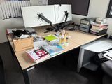 un bureau sur lequel se trouvent un écran, un clavier, une souris et d'autres éléments