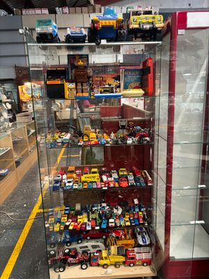 une vitrine contenant un grand nombre de petites voitures