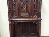 une vieille armoire en bois surmontée d'une étagère