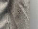 l'arrière d'un pantalon troué