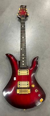une image représentant une guitare électrique rouge posée sur une table