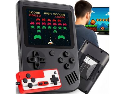 une image représentant un homme en train de jouer à un jeu vidéo sur une console portable