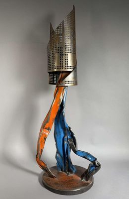 une image représentant une sculpture d'une personne tenant une lampe